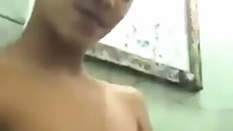 Remaja (18+) Menikmati Squirting Saat Dientot Di Kamar Mandi