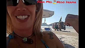 Pov-Video Einer Blonden Milf, Die Ihre Vorzüge An Einem Überfüllten Strand Zeigt