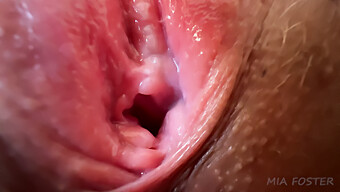 Orgasmo De Dedilhado Em Close-Up De Uma Garota De 18 Anos