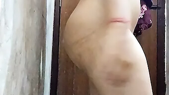 Desi Bhabhi Masturbates In This Video