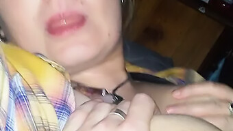 Polna Prsi Milf Dobi Svoje Velike Naravne Joške Sesane In Pofukane