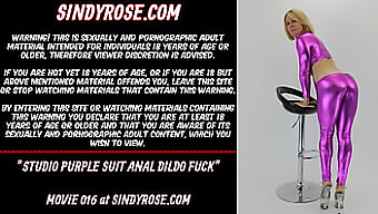 Giocando Con Il Culo Di Sindy Rose Con Un Grande Dildo Viola