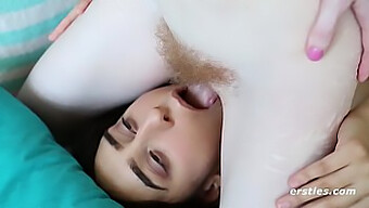 Lesbian Menjilat Dan Menggesek Dalam Video Amatur