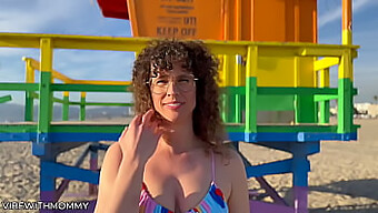 Întâlnirea Sălbatică A Unei Milf Evreiești Cu Un Străin La Plajă În Bikini